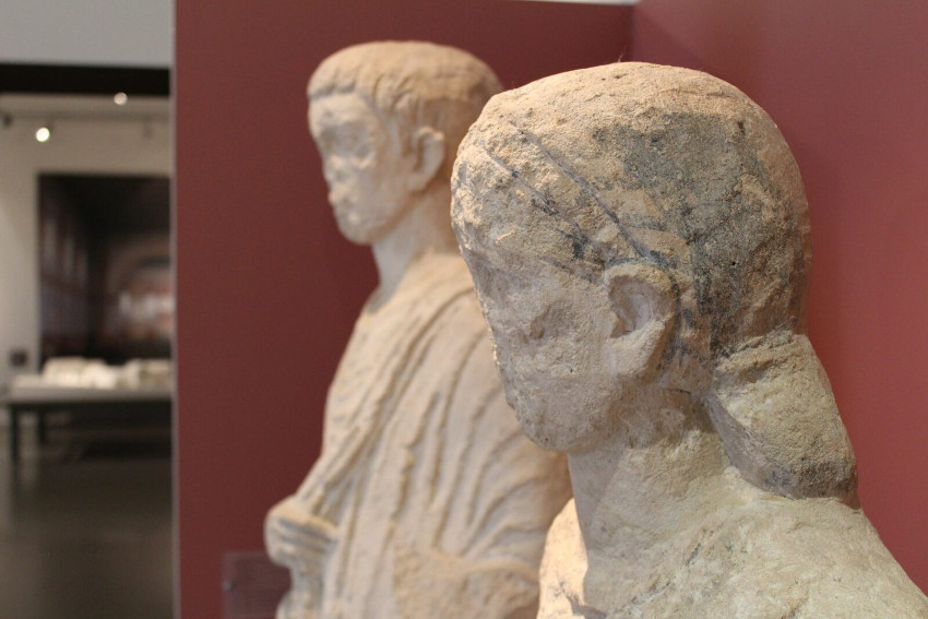 Die Grabfiguren des Ingelheimer Museums bei der Kaiserpfalz